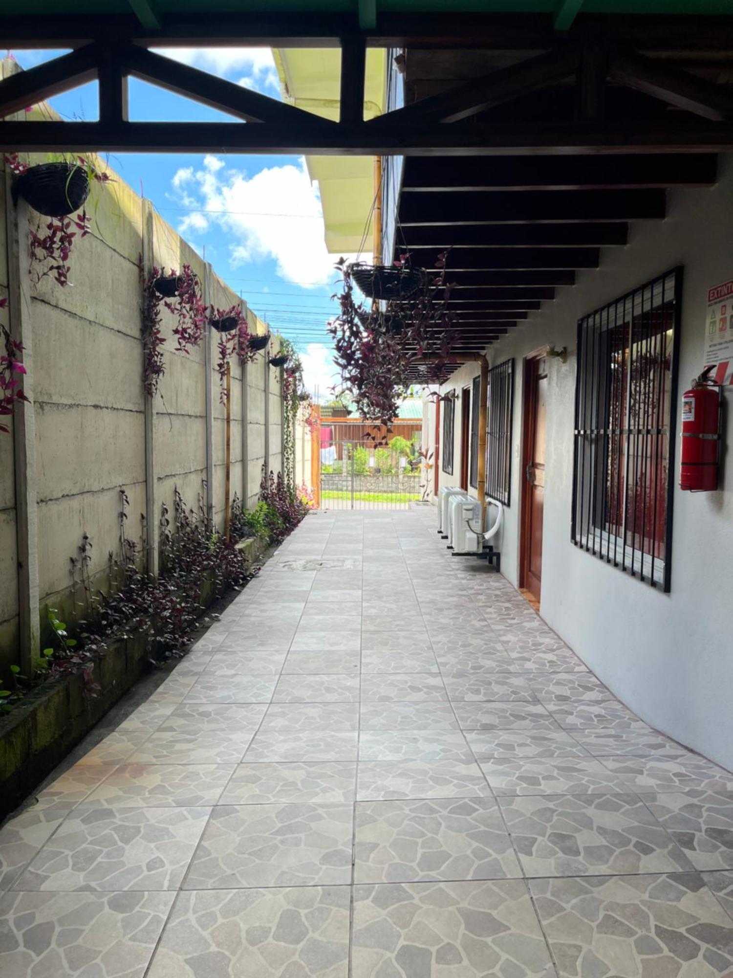Arenal Sloth Hostel La Fortuna Exterior photo